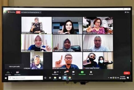 Perempuan Memilih Siaran Televisi Ternyata Lebih Teliti!