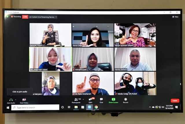 Perempuan Memilih Siaran Televisi Ternyata Lebih Teliti!